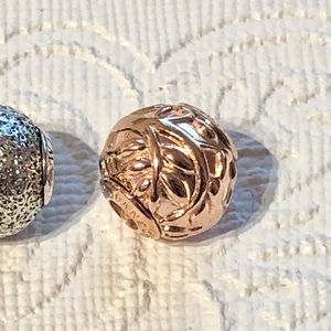 || SOLD || Pandora Essence : Love makes a family charm